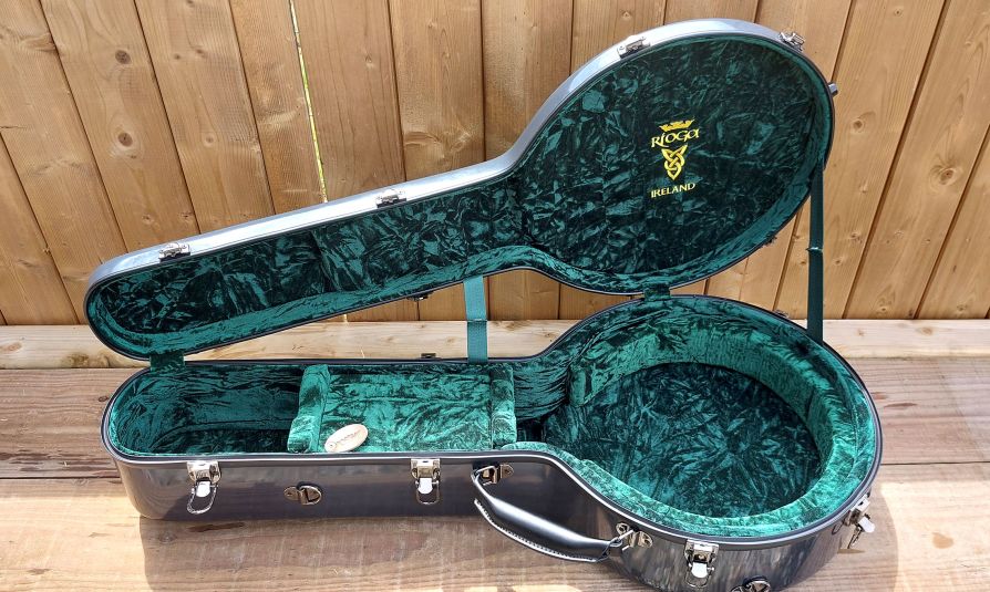 Ciaran & Tiernan trying out the Rioga Banjos at the Leinster Fleadh 2023